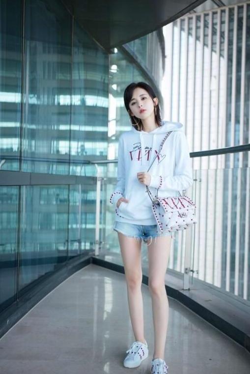 古力娜扎的清凉时尚穿着, 牛仔短裤秀长腿, 网友: 短裤能再长点吗