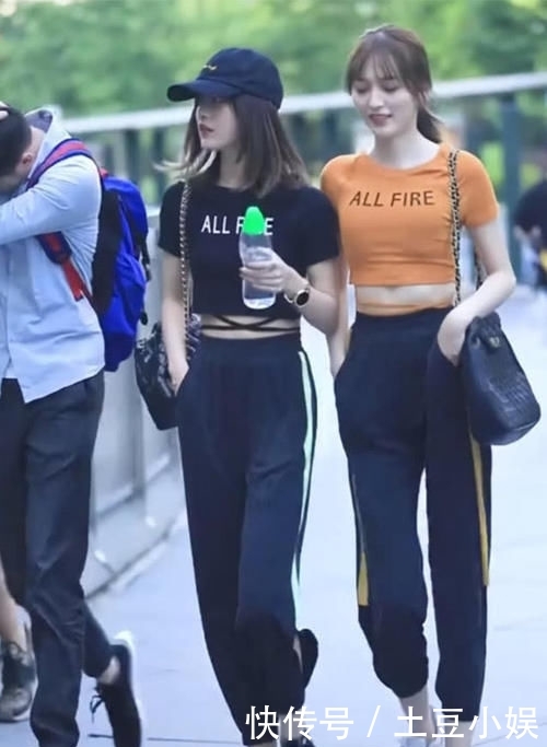 『右边的女孩』姐妹花穿闺蜜装上街,我喜欢肉肉的那个,要是你呢?