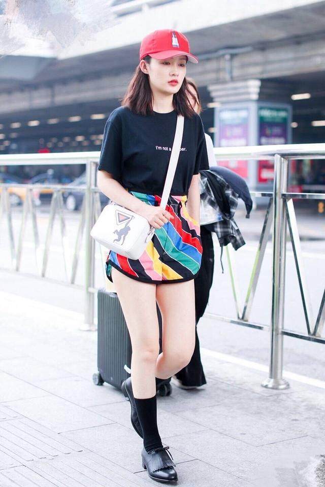 李沁真大胆! 穿的彩色短裤空荡荡的 网友: 难怪安全裤都看到了!