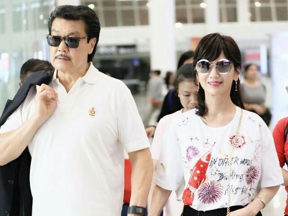 63岁赵雅芝穿短裤，满满的赘肉辣眼睛，网友:太尴尬了