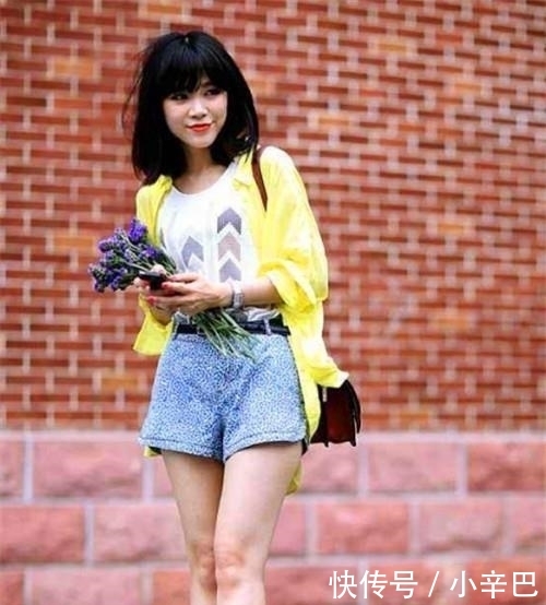 『展现』街拍:可爱性感的小姐姐,展现高挑身段,散发性感的韵味