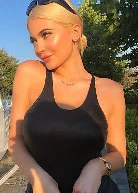 卡戴珊金小妹穿紧身衣，身材好夸张，却被身边黑人男友发型抢风头