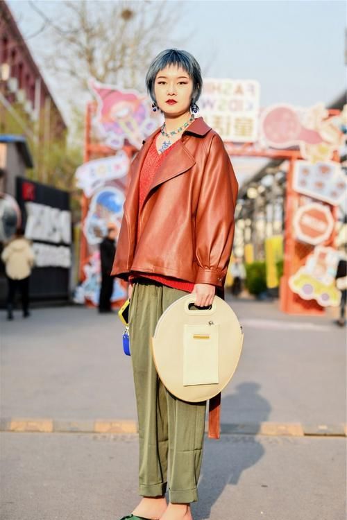 #白色#路人街拍,小姐姐内搭纯洁的白色连衣裙,走在街上一定光彩夺目