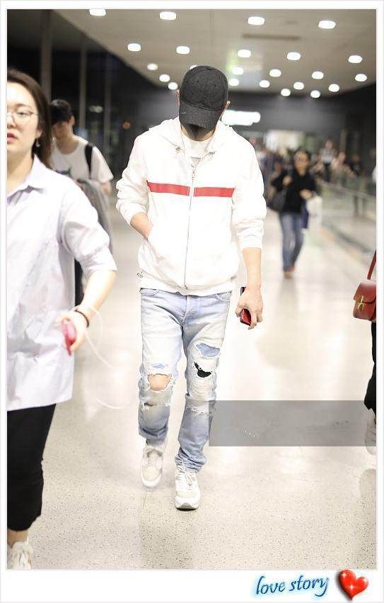 看了罗晋的穿着打扮，再看看唐嫣的穿着打扮，网友:配一脸