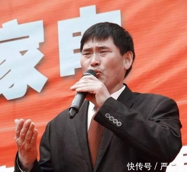  『依旧』51岁阿宝穿7年前演出服唱新歌，依旧比不过披上大衣的朱之文？