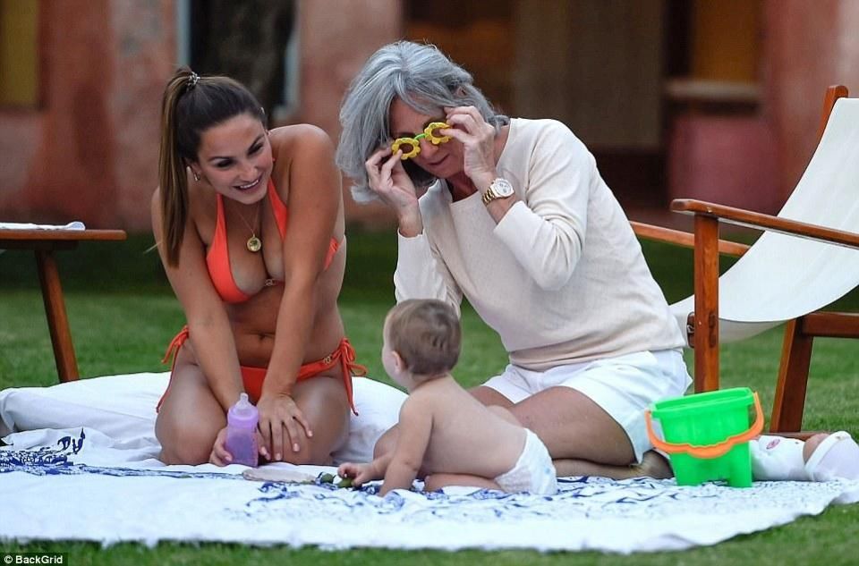 刚生完孩子的山姆费耶斯身穿性感比基尼度假 身穿依旧如初