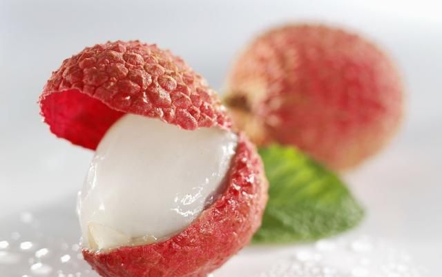  #上市#去年贵到吃不起，今年预计会降价？荔枝将上市，市场价格拭目以待