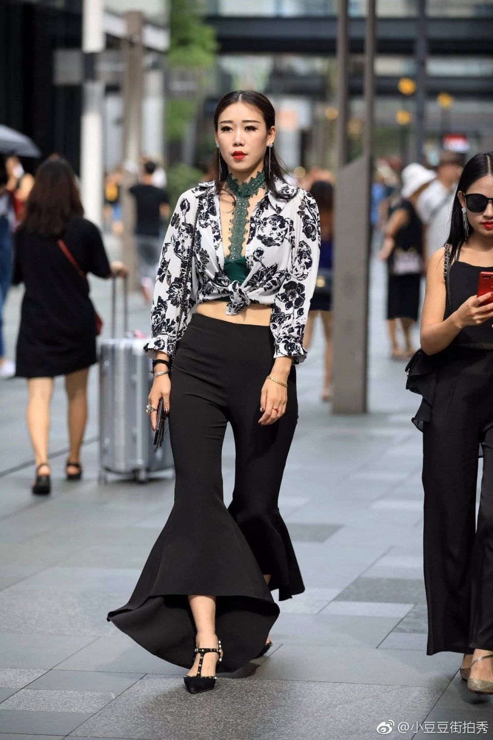一点点街拍：美女姐姐穿着打扮时尚大方，看起来很高贵的样子