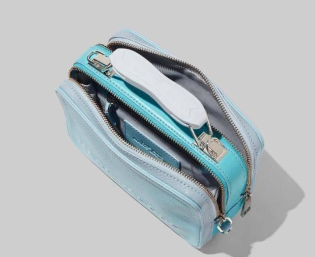  「蓝色」Marc Jacobs 2020年春夏款除开相机包，这种＂蓝＂用在包上也很漂亮