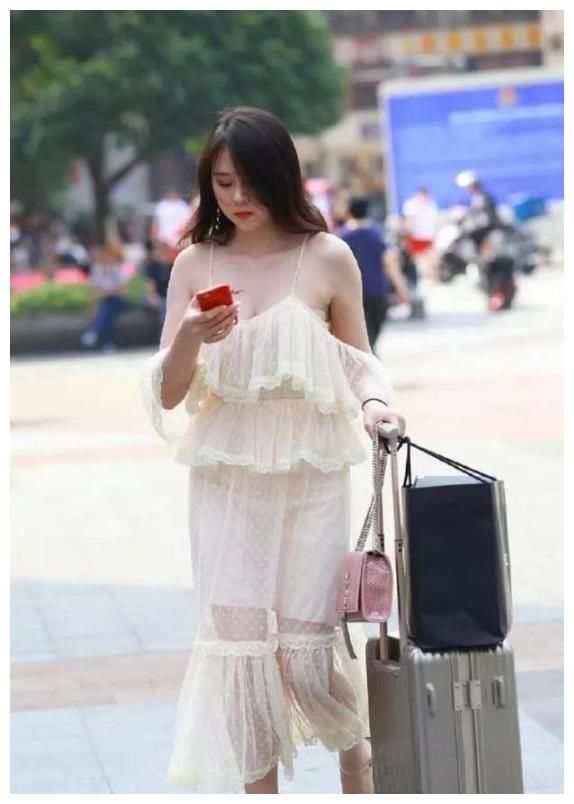 街拍：图四穿性感皮裤，腿部曲线完美，网友：女人味十足！