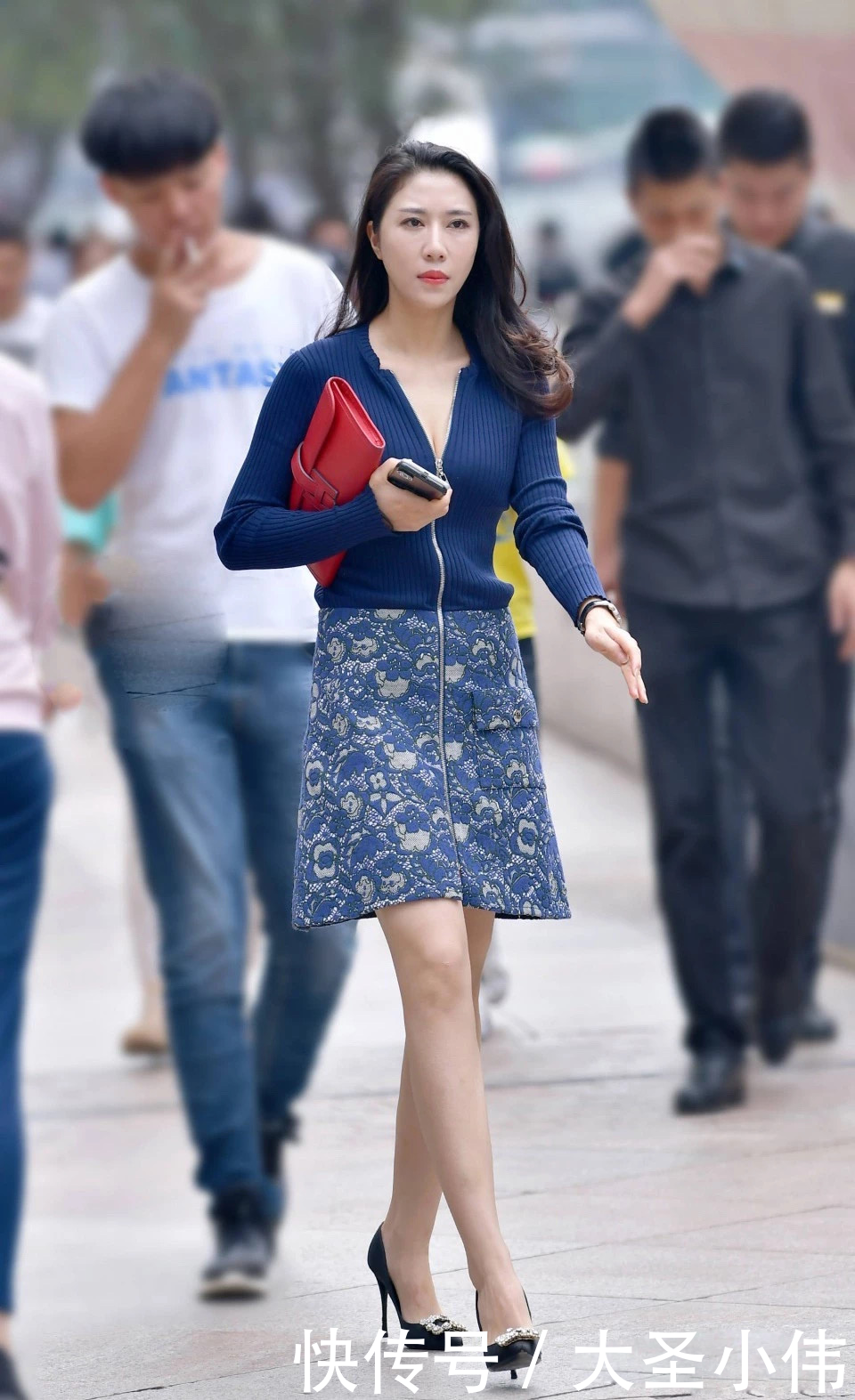「美女」美女街拍:你以为美女是长袖衫搭配半裙,那你就大错特错了!