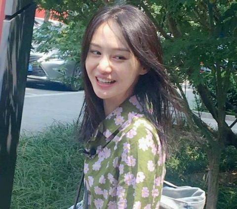  『纷纷』出门拍照，明星们纷纷穿上碎花裙了，你怎能没有呢？