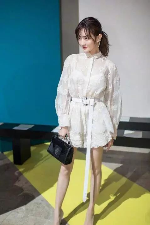 徐璐的吊带小背心打破了丰满才撩人的魔咒。网友:瘦,但超有料!