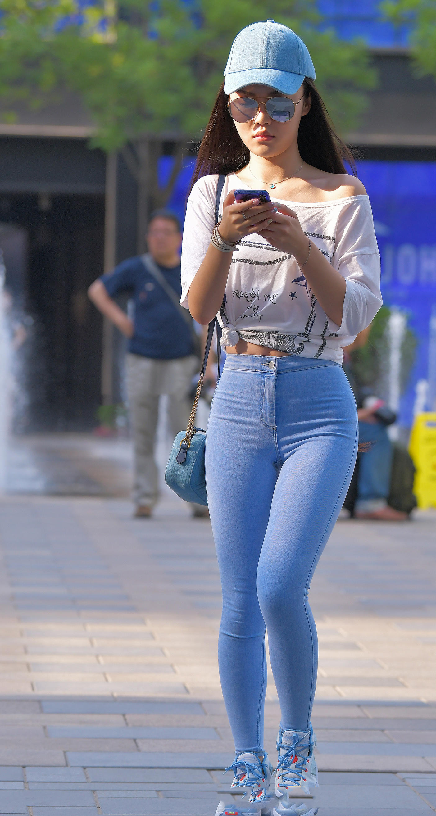 气质小姐姐身材娇小怕被嫌弃，紧身牛仔一穿风格立马不一样