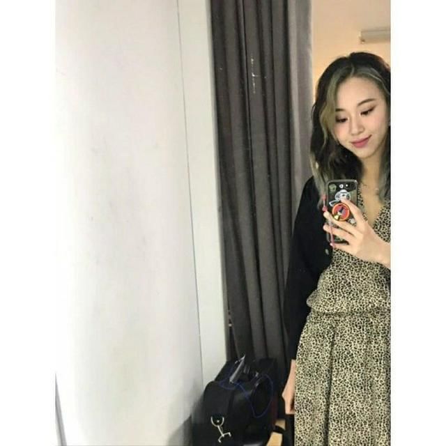 「蟒蛇」金卡戴珊蟒蛇纹染发被抓包,凯莉詹娜的刘海挑染才是今年染发趋势