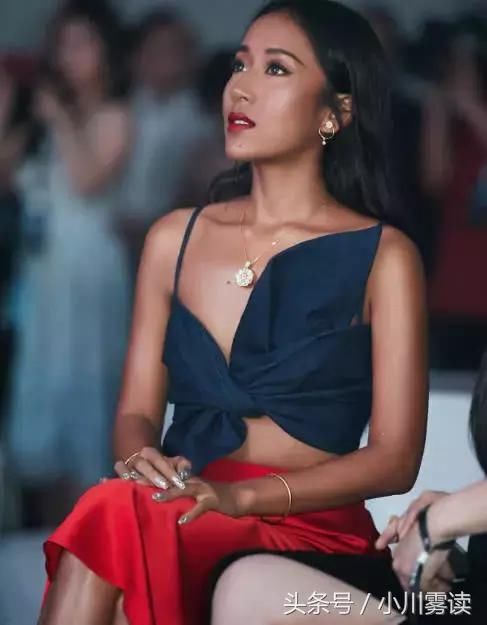 吉克隽逸不穿内衣？仅用蝴蝶结遮掩上身，网友：我佩服