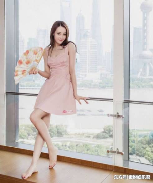 唐嫣穿小粉裙已够美了，看到热巴后更加的美，网友:看了都还想看