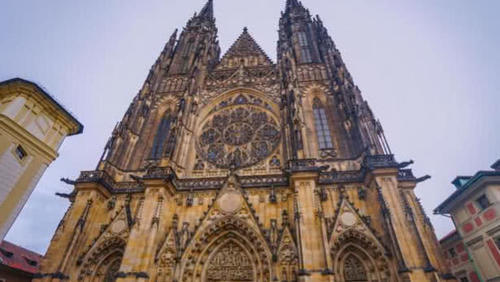 一千年才建成的这座教堂，装修富丽堂皇，素有“建筑之宝”的美誉