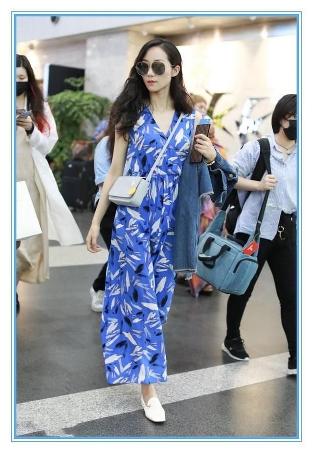 本以为韩雪穿蓝色印花裙已经够美了！但看到刘雯才知道什么叫高级