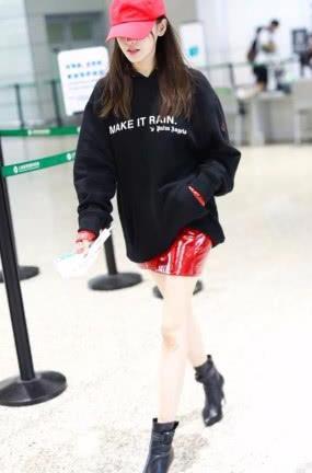 张天爱又秀腿，穿皮裙现身机场，这双腿不知道是多少女孩心中的梦