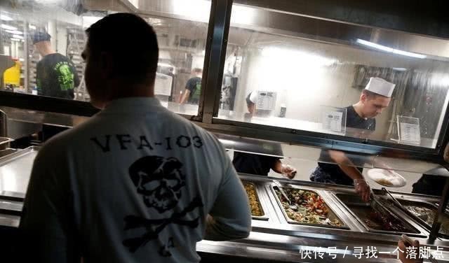 成毒@美航母成毒船,船员接二连三病倒,8人确诊新冠,越南或成背锅侠