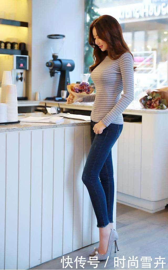 性感时尚的紧身裙，大秀雪白美腿，丰腴身材被包裹的更紧致！