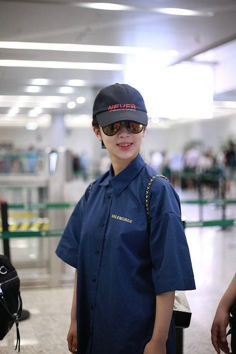 杨紫紧身的牛仔裤也穿得下，对自己真狠，网友：分手后瘦了