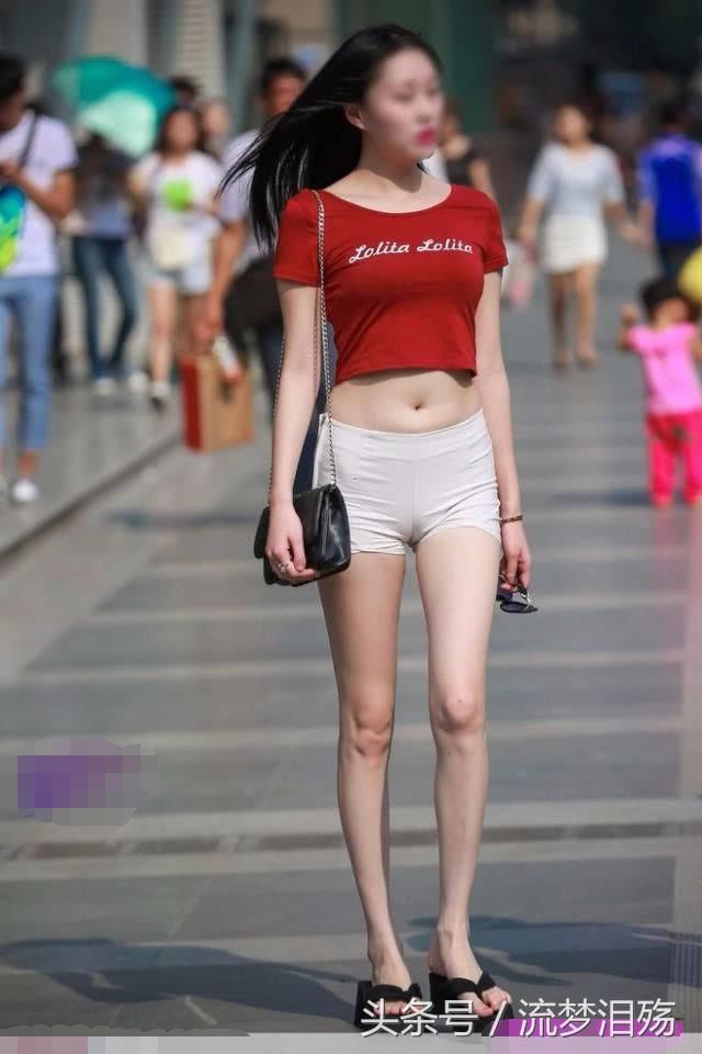 路人街拍，白色的热裤，粉色的高跟鞋，小姐姐看起来格外迷人