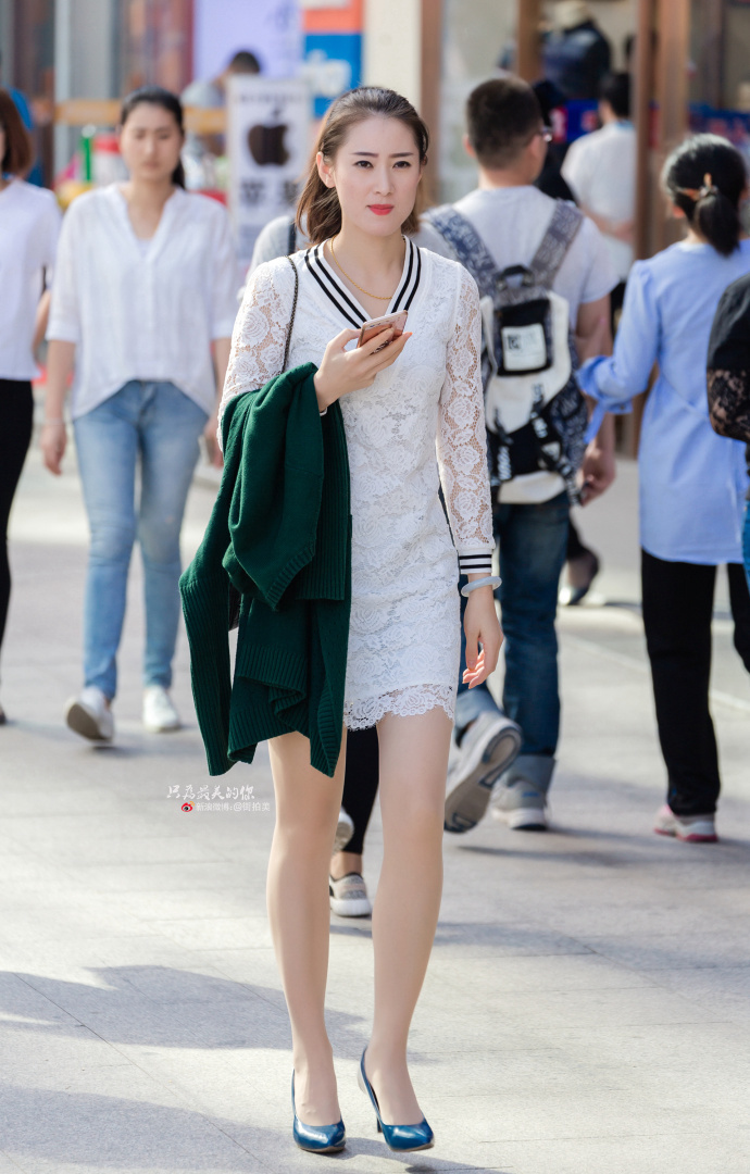 路人街拍,白色蕾丝连衣裙小姐姐,凸显玲珑曲线