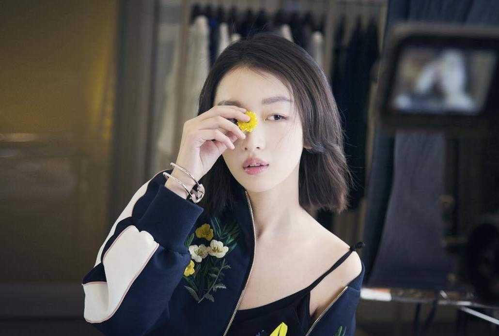 周冬雨粉色系镂空上衣配短裤露笔直长腿，群众:心动确实存在的!