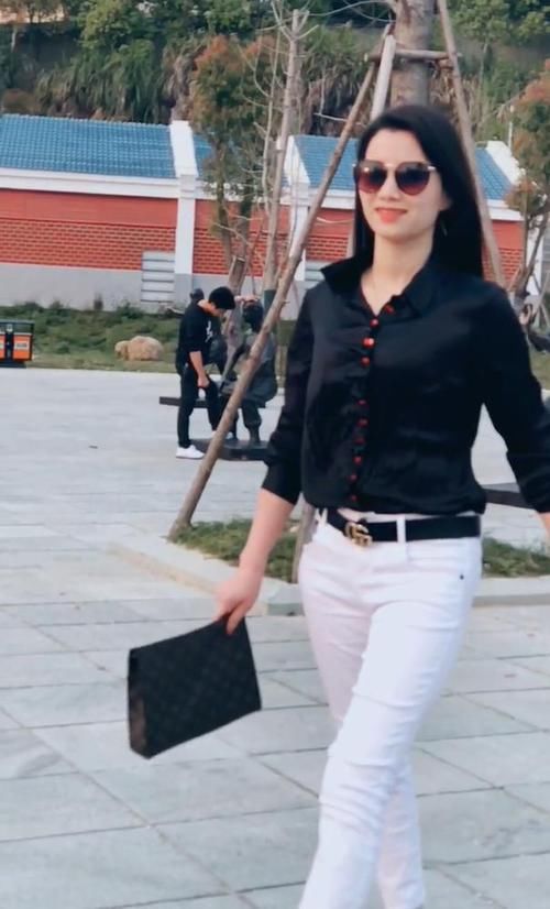  「黑色」黑色衬衫的搭配，烘托出轻熟美女的“高冷女神”气息!