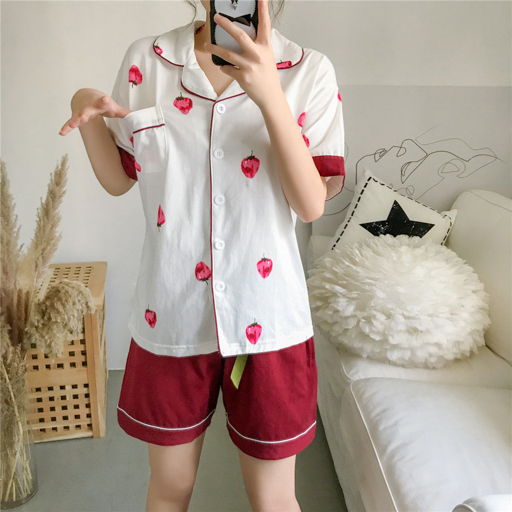 香港“夜睡衣”一夜成名，优雅女人味足，网友:厉害了，我的睡衣