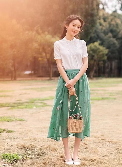  「女生」身高不足160的女生，开春建议“中式上衣＋半裙”，清纯减龄又显高