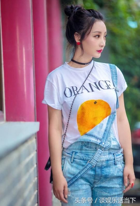 柳岩真敢穿，开叉裙快开叉到大腿根了，网友:还敢再开高一点吗?