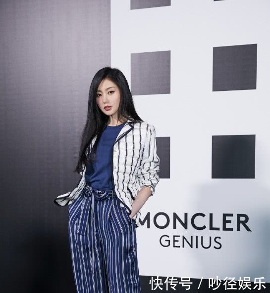 张天爱急着赶飞机裤子拉链开着也不管，身材好就是任性！