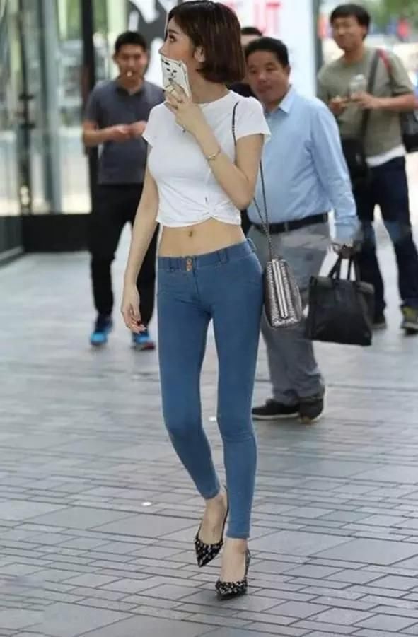 娱乐街拍:成熟的女人最有韵味 回头率百分百