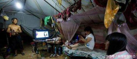 几对农民工夫妻，住在一个屋中，到了晚上，有时特别热闹！