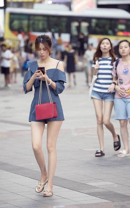 路人街拍：仙女一般的小姐姐，长发飘飘肌肤赛雪，吊带装很性感