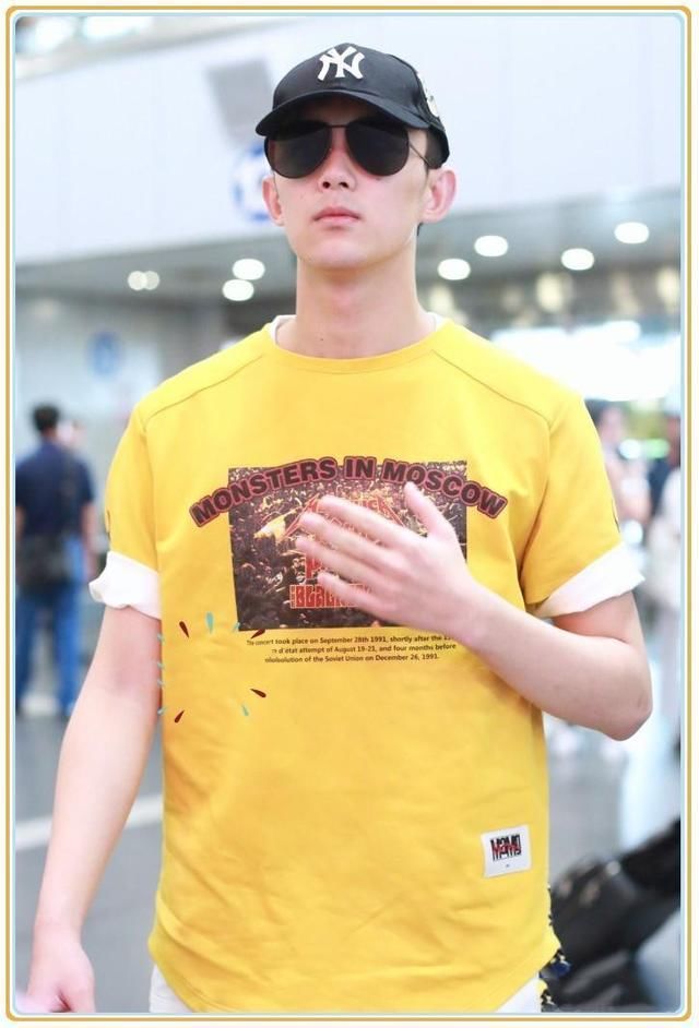 佩服李荣浩！32岁穿黄色T恤丝毫不输18岁吴磊，难怪能追到杨丞琳