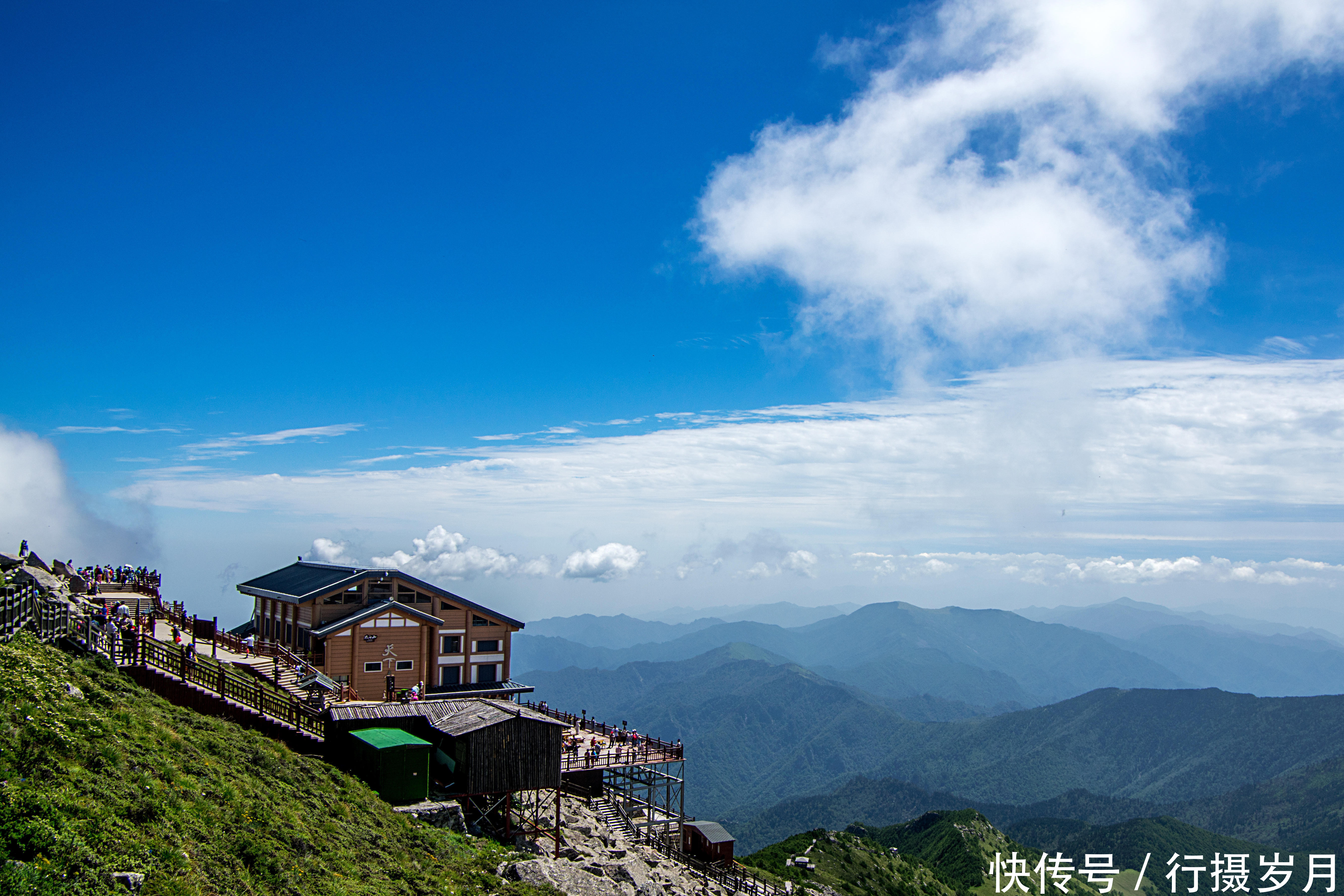 它是中国南北分界岭，更是长江黄河的分水岭，险峻的令人望而却步