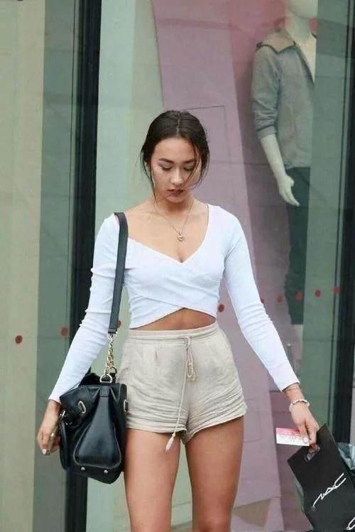 路人街拍：前卫性感时尚的小姐姐，打扮上显眼时尚很有美感！