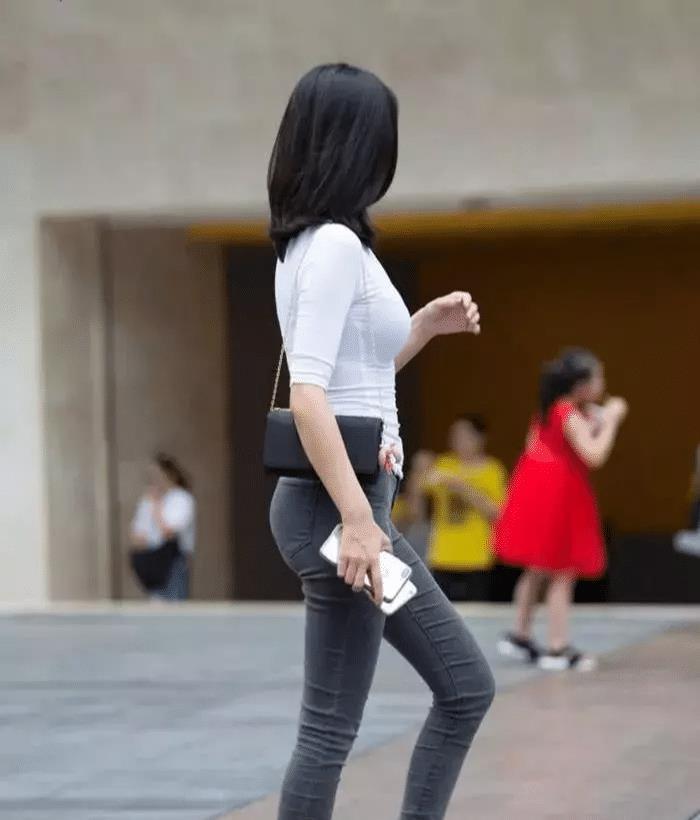 「颜值」街拍有时候身材比颜值更重要,这位美女做了最好的诠释
