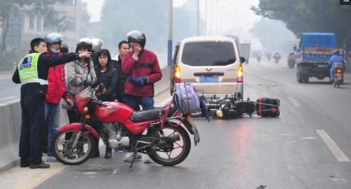  返乡：春节返乡摩托大军“高峰”开始，今年不同往年“格外帅”