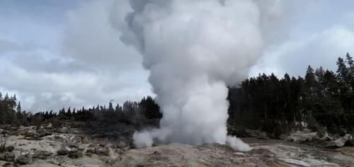 黄石公园间歇泉持续喷发，与超级火山似无关系