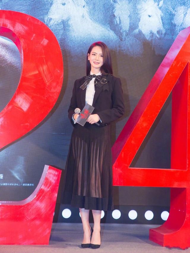 戚薇穿薄纱裙现身，大长腿很惊艳，网友：不愧是辣妈！