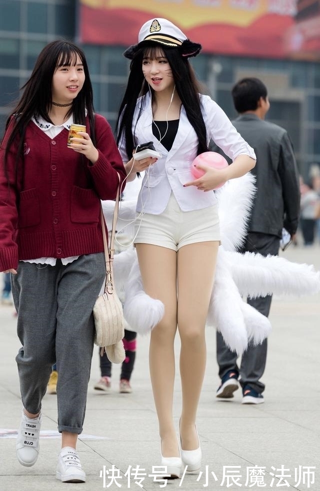 位小姐姐:路人街拍,美女穿白色的修身背心,很是吸睛呢