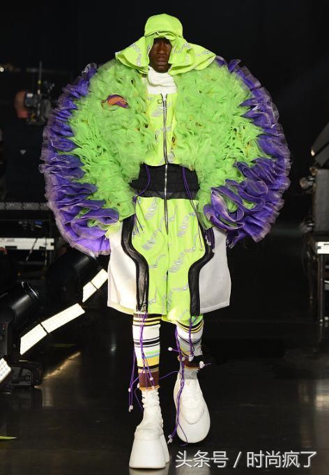 时装周你看不懂的时尚！男穿驴蹄鞋，袜子当帽，最有一位细腰肥胯