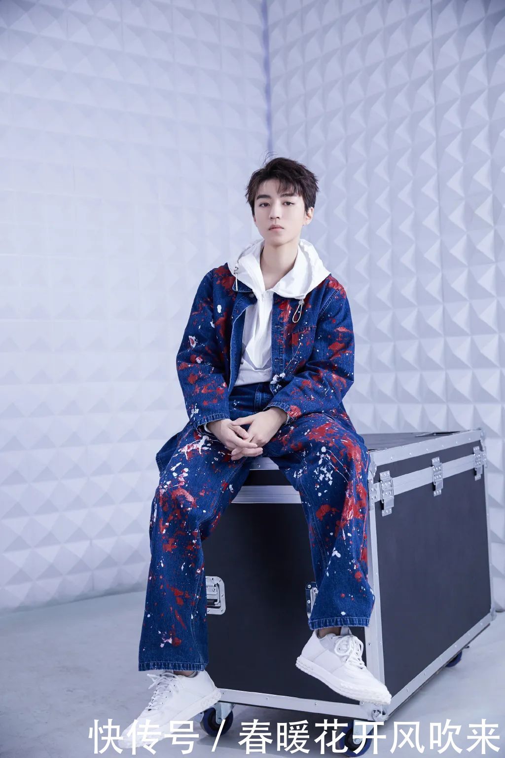  「扶住」王俊凯录节目差点踩空，一旁的邓紫棋一把扶住，引发全场沸腾