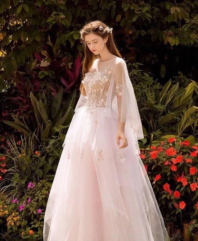  婚纱：婚礼当天婚纱礼服要选几套？答案在这儿！