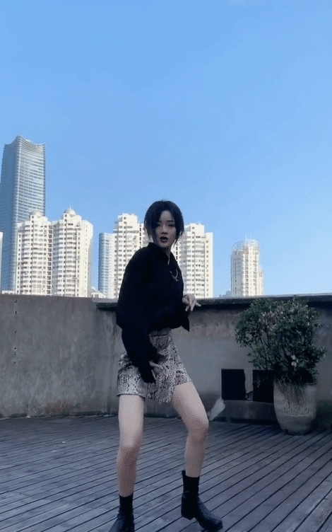 『小姐姐』街拍:暴露在空气中的这双腿,很美很美